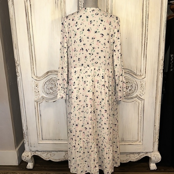 Chic Floral V-Neck Maxi Dress - Picture 9 of 16